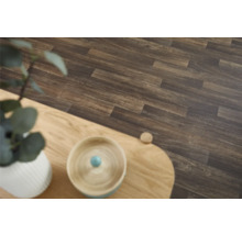 Brauner Vinylboden in Holzoptik im Innenraum.