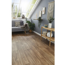 Heller Wohnraum mit Holzboden, Sofa und Dekoration