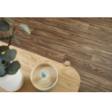 Braune Vinylboden-Verlegung mit Holzmaserung