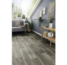 Wohnzimmer mit grauem Vinylboden in Holzoptik, Sofa und Dekoration