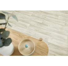 Heller Laminatboden mit Holzoptik in einem Raum mit Holztisch