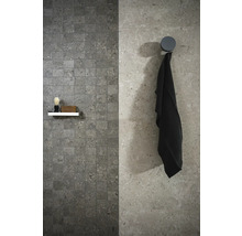 Badezimmerwand mit Handtuchhaken, Handtuch, Ablage, Rasierpinsel und Seife