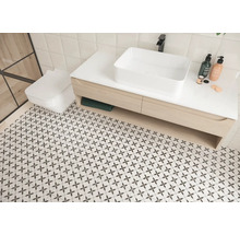 Modernes Badezimmer mit Waschtisch, Aufsatzwaschbecken und gemusterten Fliesen