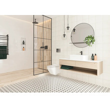 Badezimmer mit Dusche, Waschbecken, Spiegel und gemusterten Fliesen