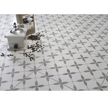 Fliesen mit Muster, Kaffeemühle und Kaffeebohnen