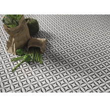 Fliesen mit geometrischem Muster, dekoriert mit Gemüse und Einkaufstüten.