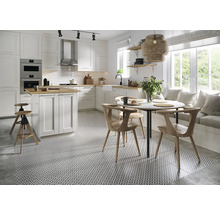 Helle Küche mit Küchenmöbeln, Esstisch und Stühlen