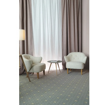 Wohnzimmer mit zwei Sesseln, kleinem Tisch und Teppich