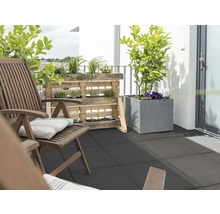 Balkon mit Holzstühlen, Palettenregal und Pflanzenkübeln auf Bodenfliesen