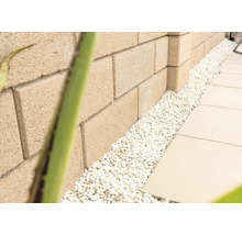 Mauer aus Betonsteinen mit Zierkies und Gehwegplatten
