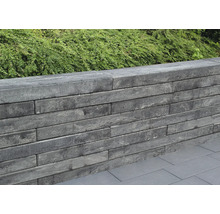 Mauer aus Betonsteinen im Garten.