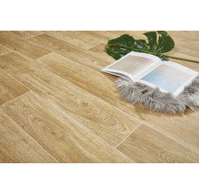 Verlegung von Holzlaminat mit Buch und Dekoration