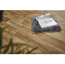 Heller Holzfussboden mit Zeitschrift auf einem Teppich