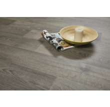 Bodenbelag in Holzoptik mit Zeitschrift und Dekoschale