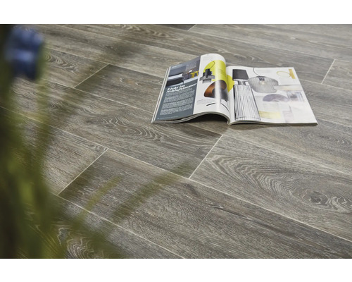 Verlegtes Laminat mit Magazin