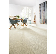 Heller Wohnraum mit Teppich, Esstisch und Kunstwerk an der Wand.