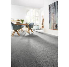 Grauer Teppich in einem hellen Esszimmer mit Esstisch und Stühlen