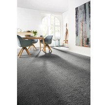 Heller Raum mit Esstischgruppe und Teppichboden