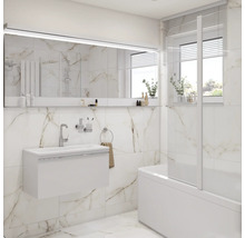 Helles Badezimmer mit Waschbeckenunterschrank, Spiegel, Badewanne und Marmorfliesen