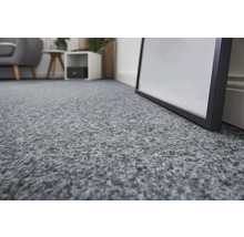 Detailaufnahme eines grauen Teppichs im Wohnzimmer