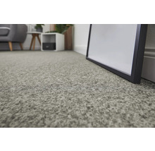 Nahaufnahme eines grauen Teppichs in einem Wohnraum.