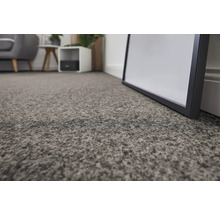 Detailansicht eines grauen Teppichs in einem Wohnraum.