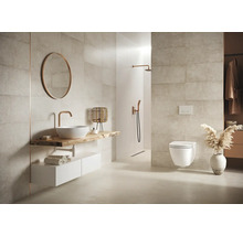 Helles Badezimmer mit Waschtisch, Spiegel, Toilette und Dusche