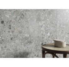 Graue Bodenfliese mit Steindekor