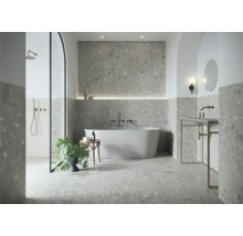 Helles Badezimmer mit Dusche, Badewanne, Waschbecken und Terrazzo Fliesen