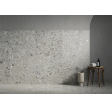 Helle Badgestaltung mit Boden- und Wandfliesen in Terrazzo Optik