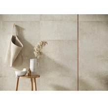 Badezimmerwand mit Keramikfliesen, Handtuch, Hocker und Dekor