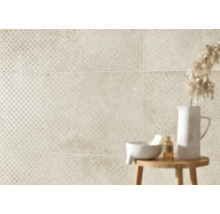 Beige Fliesen mit Muster im Badezimmer