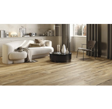 Wohnzimmer mit Holzboden, Sofa, Tisch und Stuhl