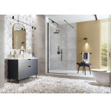 Modernes Badezimmer mit Dusche, Waschtisch und Mosaikfliesen