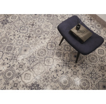 Fliesen mit blauem Muster und Stuhl im Vintage-Stil