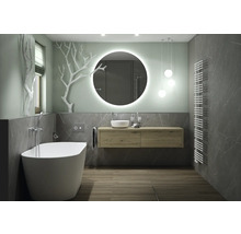 Helles Badezimmer mit Badewanne, Waschtisch, Spiegel mit Beleuchtung und Heizkörper