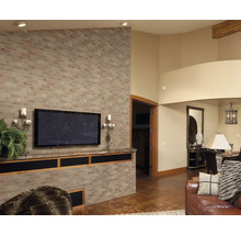 Wohnzimmer mit gemauerter Wand, Fernseher und braunem Ledersofa