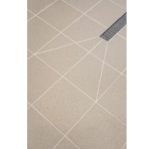 Badezimmerboden mit quadratischen Fliesen und Bodenablauf