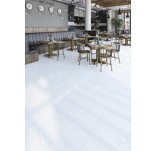 Heller Gastraum mit weißen Fliesenboden und Holztischen