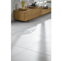 Heller Boden mit quadratischen Fliesen verlegt unter Holzmöbeln.