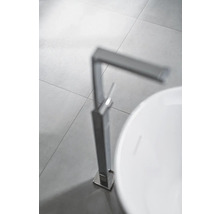 Aufnahme einer Armatur neben einem Waschbecken auf gefliestem Boden.