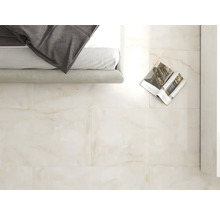 Heller Bodenbelag aus Fliesen im Schlafzimmer