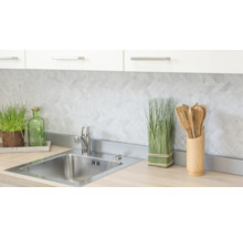 Küchenspüle mit Armatur, Dekoration und Fliesenrückwand