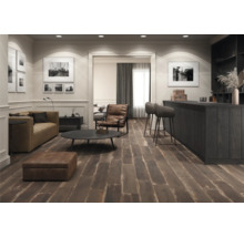 Wohnzimmer mit Sofa, Sessel, Hocker, Couchtisch, Bar und Holzboden