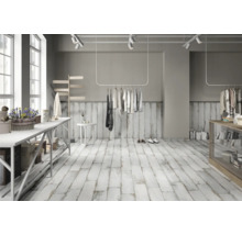 Heller Raum mit Holzbodenfliesen in Dielenoptik, Kleiderstangen und Regalen