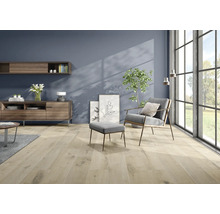 Wohnzimmer mit hellen Holzbodenfliesen, Sessel, Hocker und Dekoration