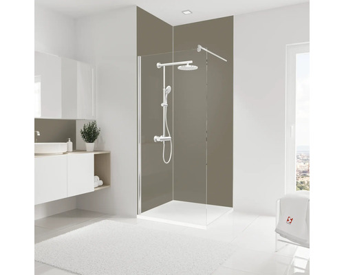Modernes Badezimmer mit Duschabtrennung, Waschbecken und weißem Teppich