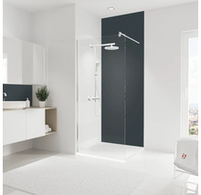 Modernes Badezimmer mit Dusche, Waschbecken und Badteppich