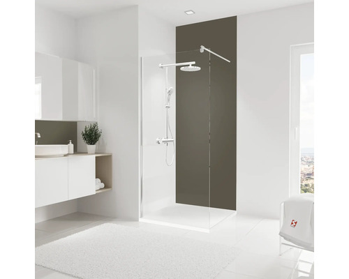 Badezimmer mit Duschkabine, Waschtisch und Teppich für ein helles, organisiertes Ambiente.