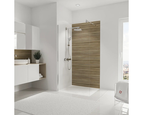 Modernes Badezimmer mit Dusche, Waschbecken und Spiegel